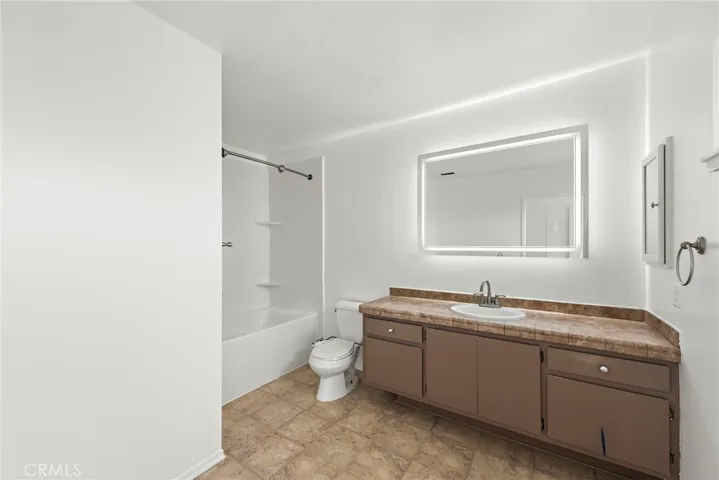 Primary bedroom en-suite bathroom