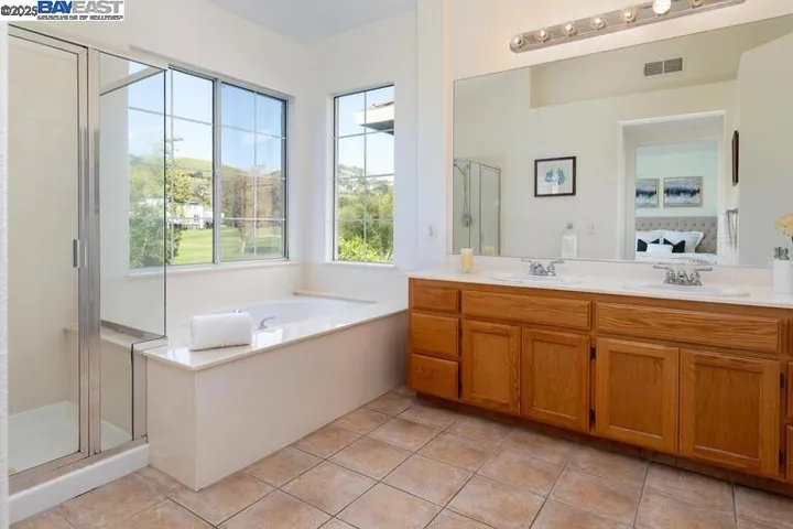 220 Bridgehead Ln, Hayward, California 94544