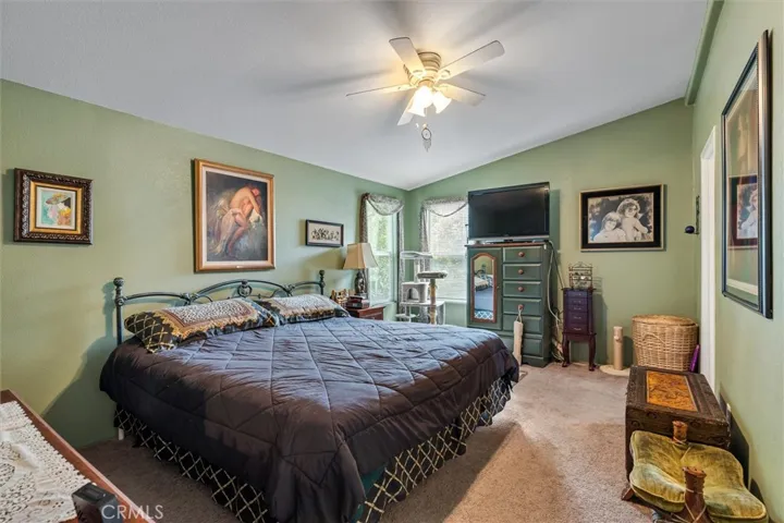 Spacious master w/ walk-in closet