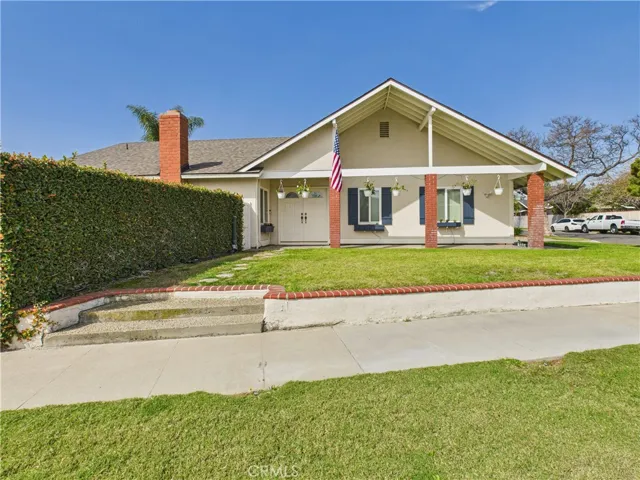 Large front yard could be enclosed
