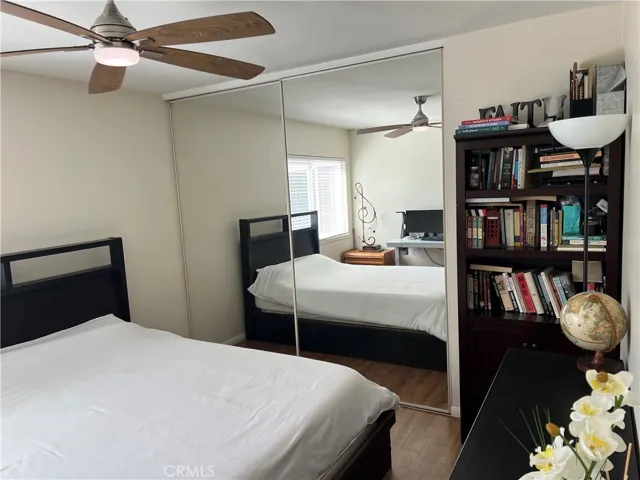 Double mirror closet in Br 3