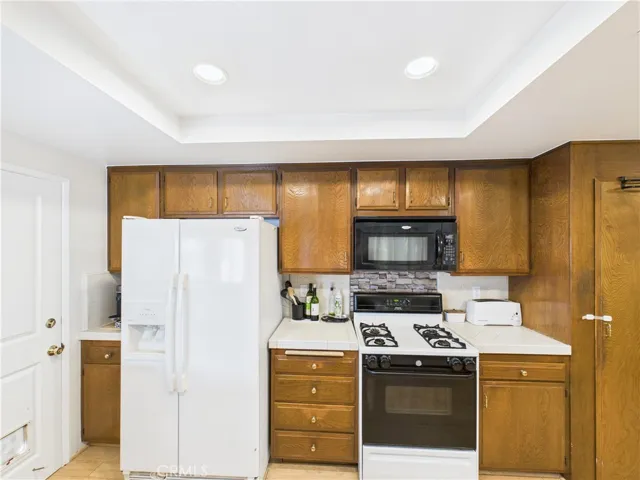 Recessed, dimmable lighting in kitchen