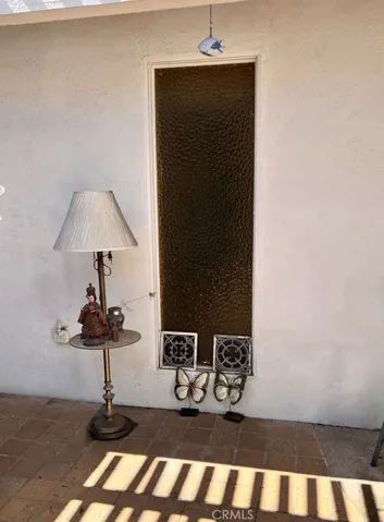 Privacy textured glass window (atrium side; back side from hallway to bedrooms)
