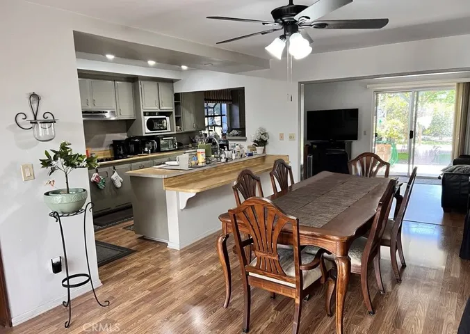 This open-concept kitchen design creates a harmonious flow between the spaces, perfect for both intimate gatherings and lively family interactions.