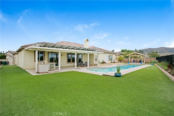 Back of house w Pool