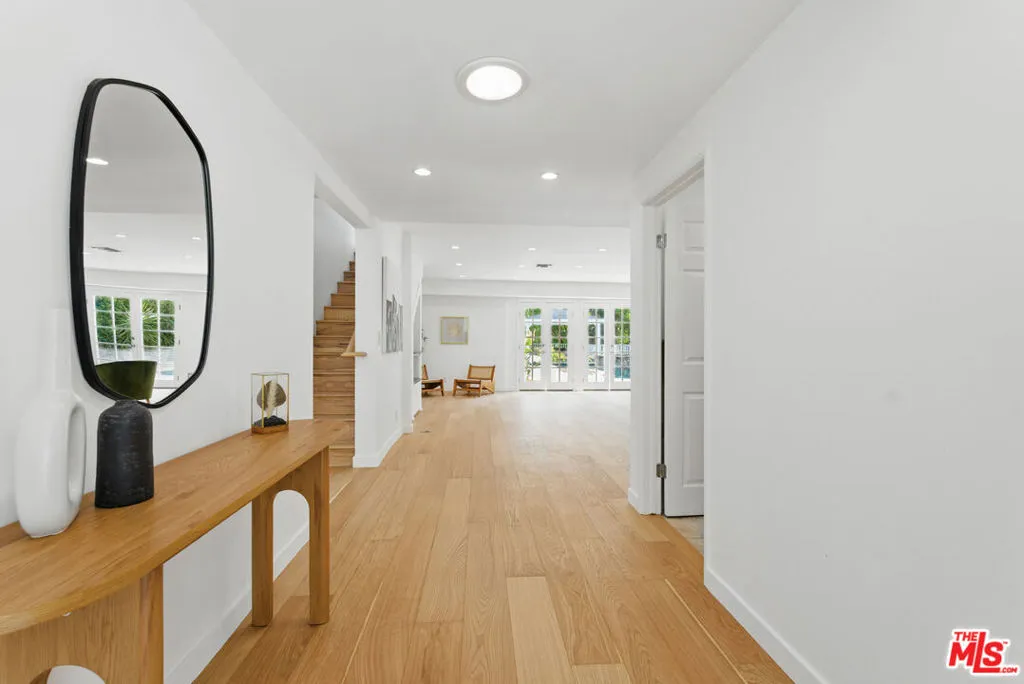 5220 Melvin Avenue, Tarzana, California 91356 home-pic-1