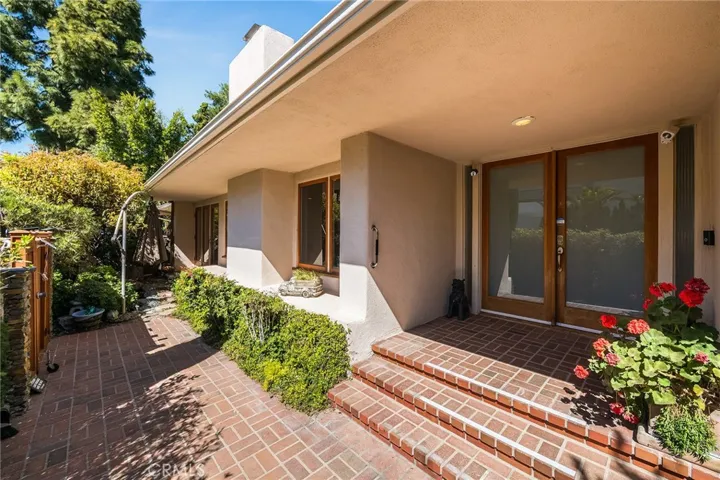 1420 Stradella Road, Los Angeles, California 90077