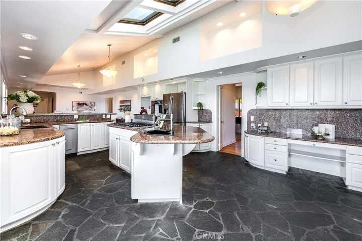 1420 Stradella Road, Los Angeles, California 90077