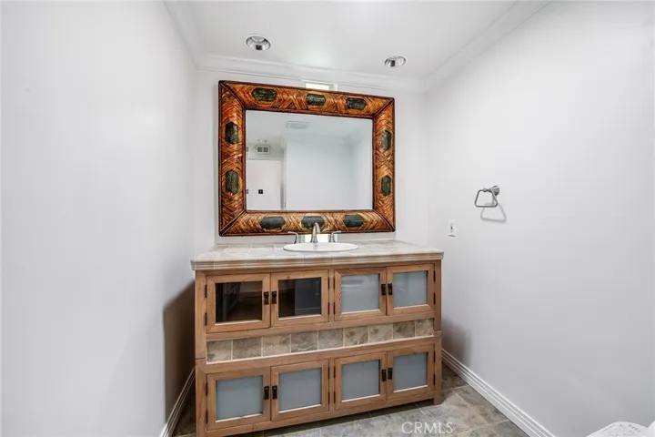 1420 Stradella Road, Los Angeles, California 90077
