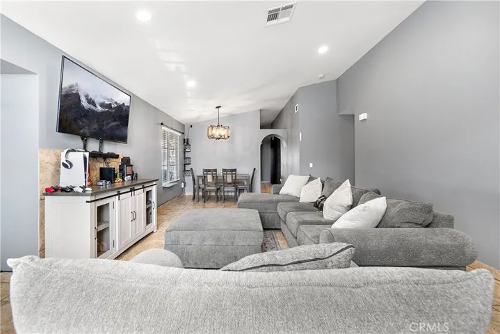 691 Avenida Capistrano, Colton, California 92324