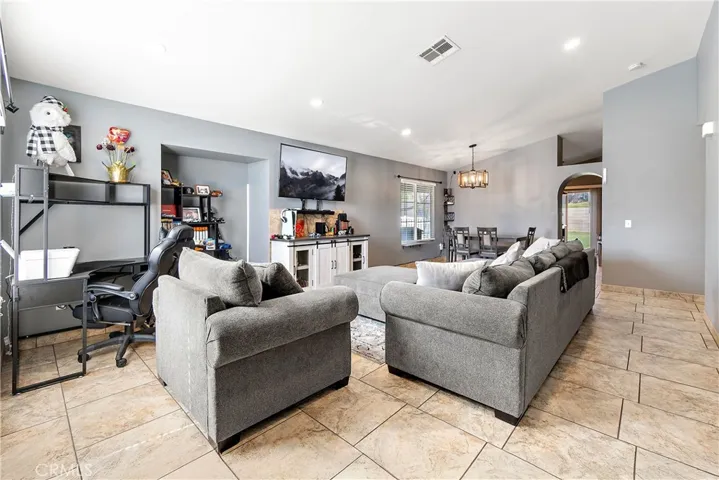 691 Avenida Capistrano, Colton, California 92324