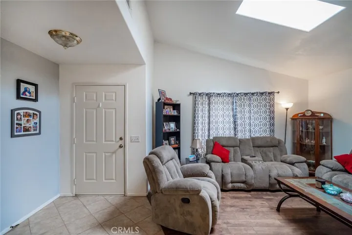 Vaulted Ceilings
Living Room/Entry