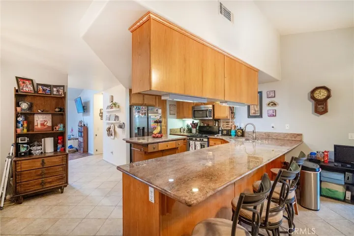 Counter seating for 4+