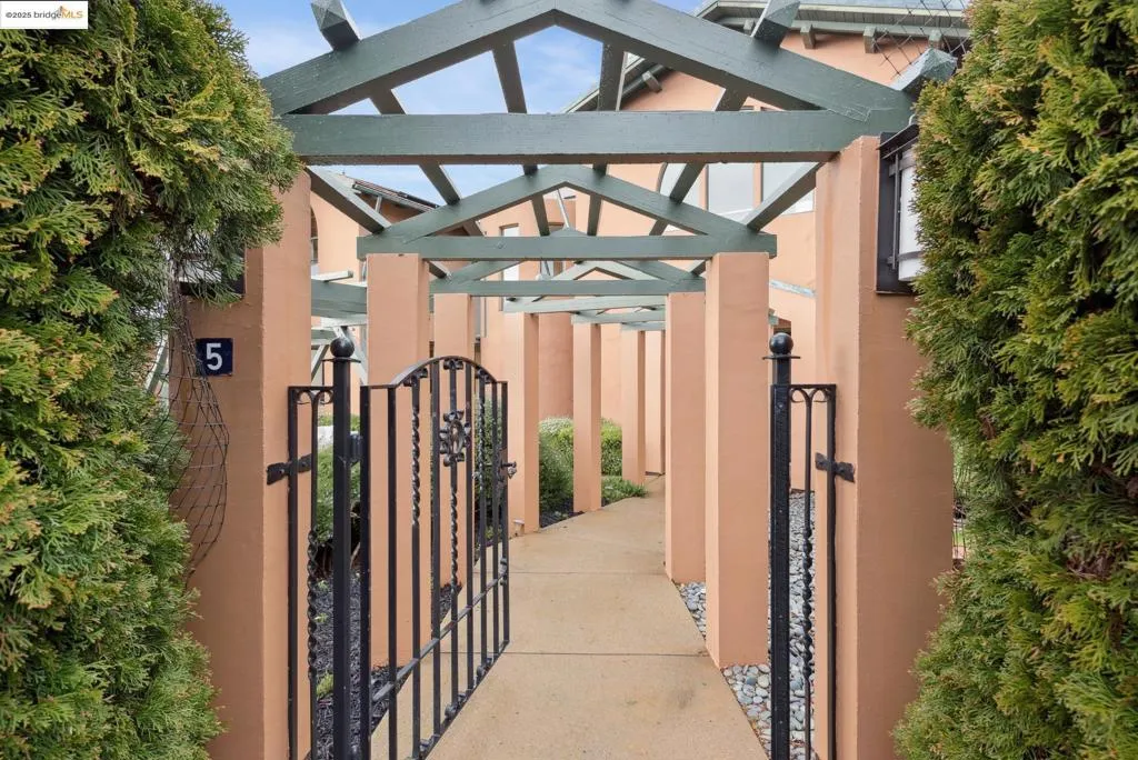5 Woodside Way, Oakland, California 94611 home-pic-2