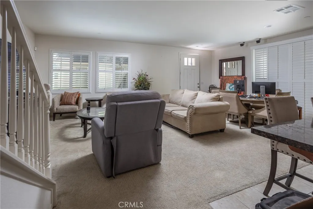 687 S Mandarin Lane, Rialto, California 92376 home-pic-4