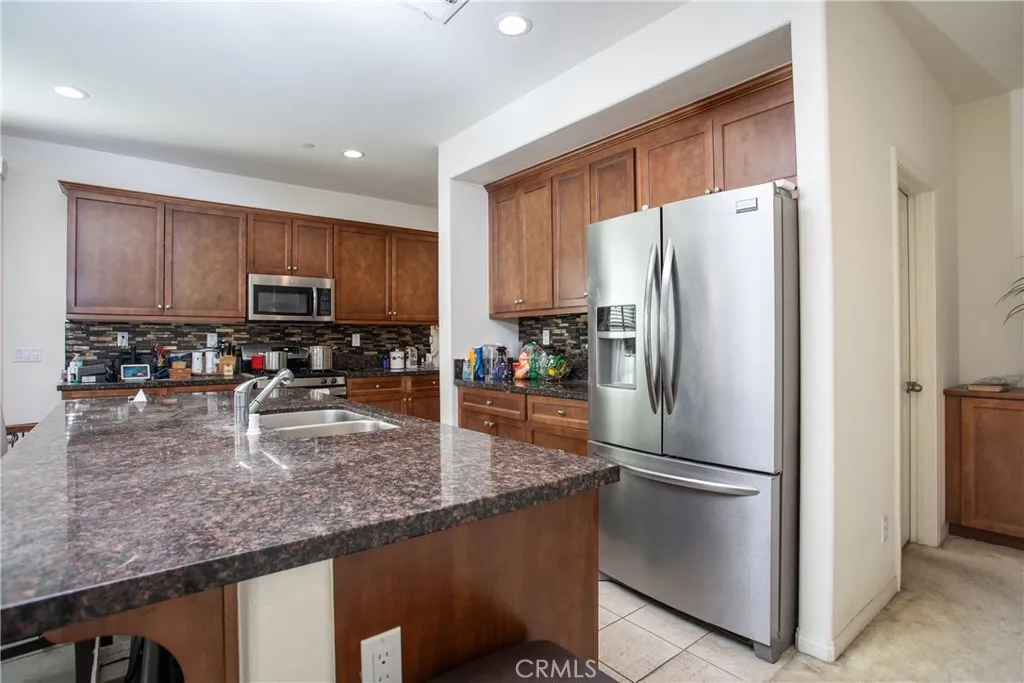 687 S Mandarin Lane, Rialto, California 92376 home-pic-8