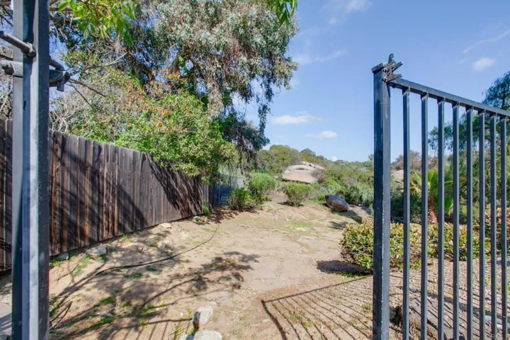 16898 Whispering Oaks Lane, Ramona, California 92065