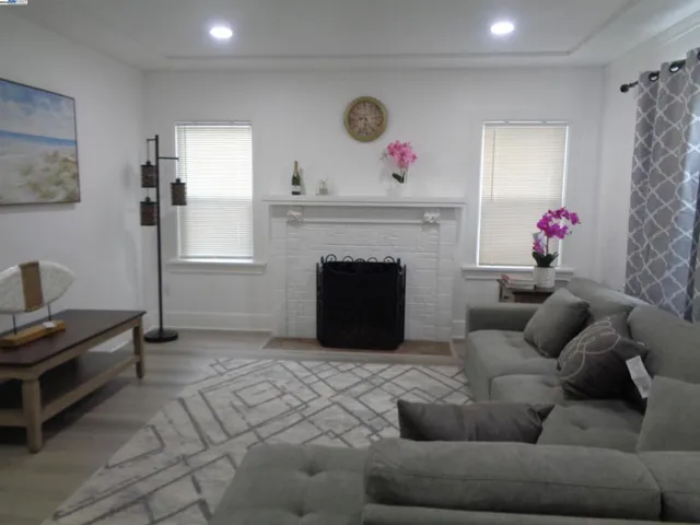 7345 Holly St, Oakland, California 94621