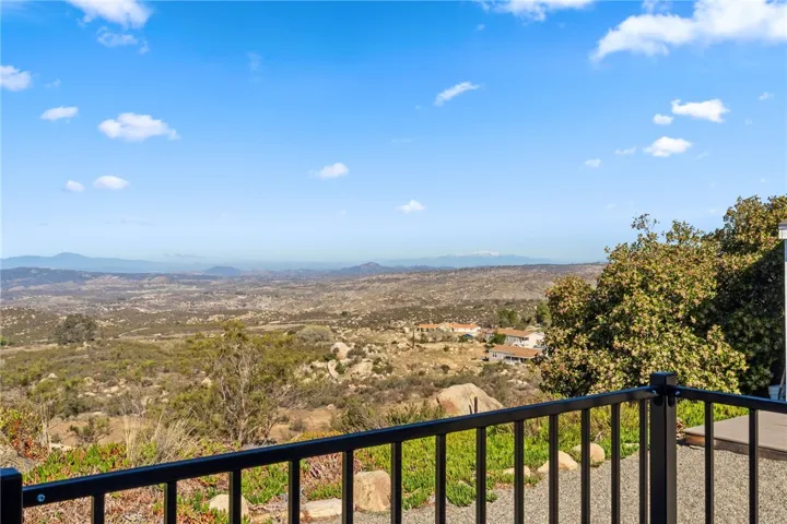 Panoramic 360-Degree Views Of The Mountains, Vail Lake, And Mesmerizing Sunsets. Nestled Among Rolling Land, Boulder Outcroppings