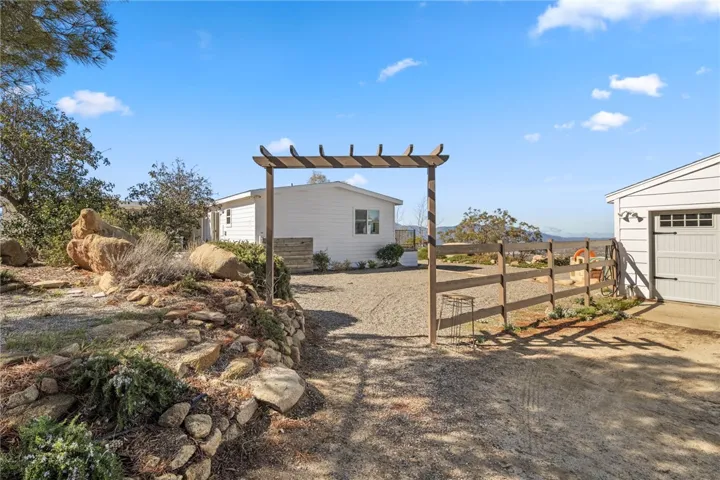  Home With Detached Garage Off The Side
