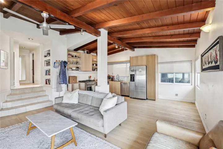 225 9th Street, Manhattan Beach, California 90266