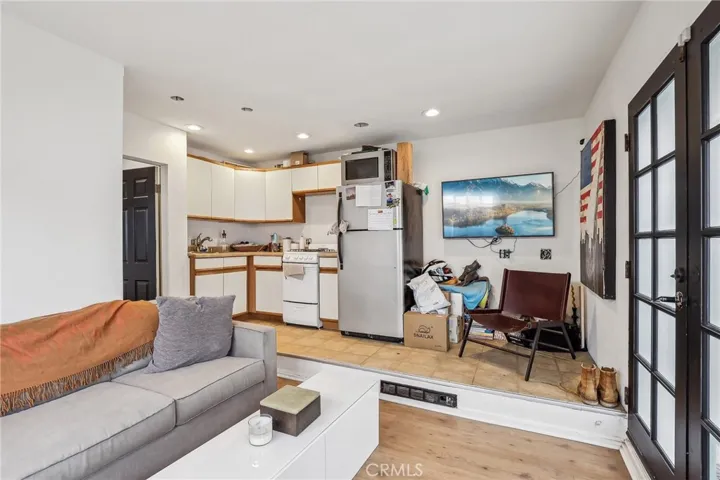 225 9th Street, Manhattan Beach, California 90266