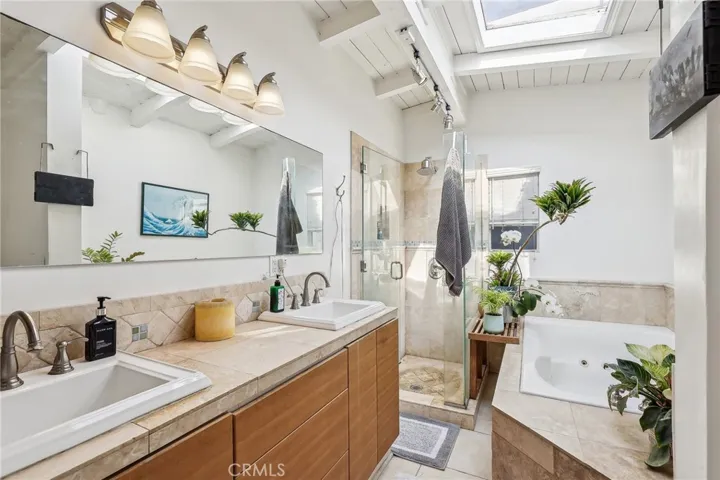 225 9th Street, Manhattan Beach, California 90266