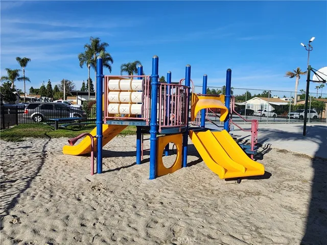 Welcome to Lincoln Center Lifestyle -Clubhouse with Gym/kitchen/fireplace/ enterainment area/library/game room/ doggy area/ pool/ basket ball courts/valley ball/ kiddy play area. Park is Dog & cat friendly