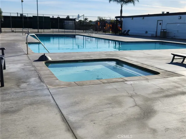 Welcome to Lincoln Center Lifestyle -Clubhouse with Gym/kitchen/fireplace/ enterainment area/library/game room/ doggy area/ pool/ basket ball courts/valley ball/ kiddy play area. Park is Dog & cat friendly