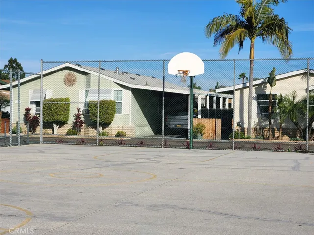 Welcome to Lincoln Center Lifestyle -Clubhouse with Gym/kitchen/fireplace/ enterainment area/library/game room/ doggy area/ pool/ basket ball courts/valley ball/ kiddy play area. Park is Dog & cat friendly