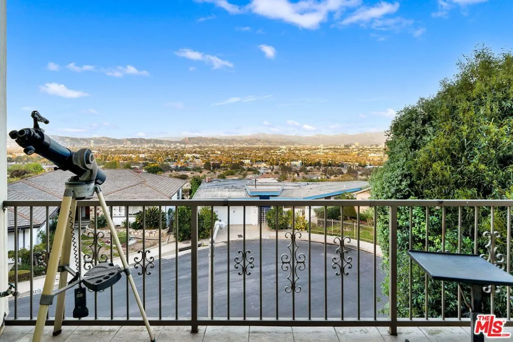 4212 Don Alanis Place, Los Angeles, California 90008 home-pic-0