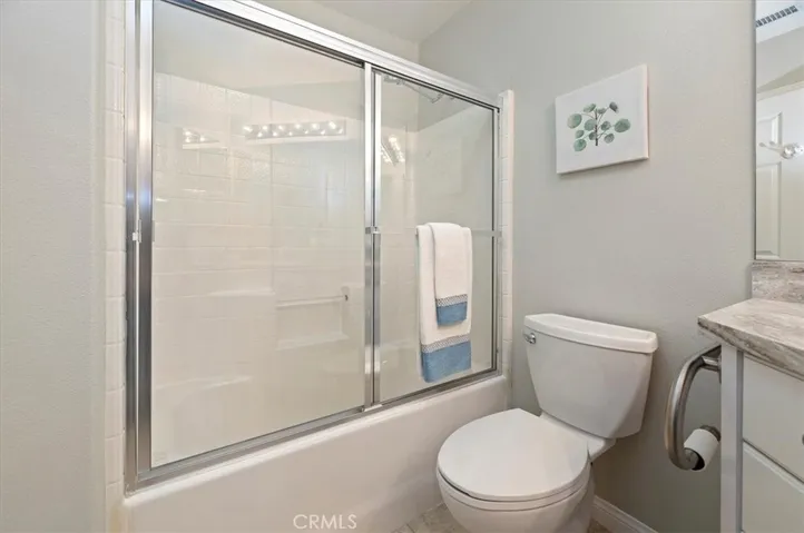 Guest bathroom with tub/shower