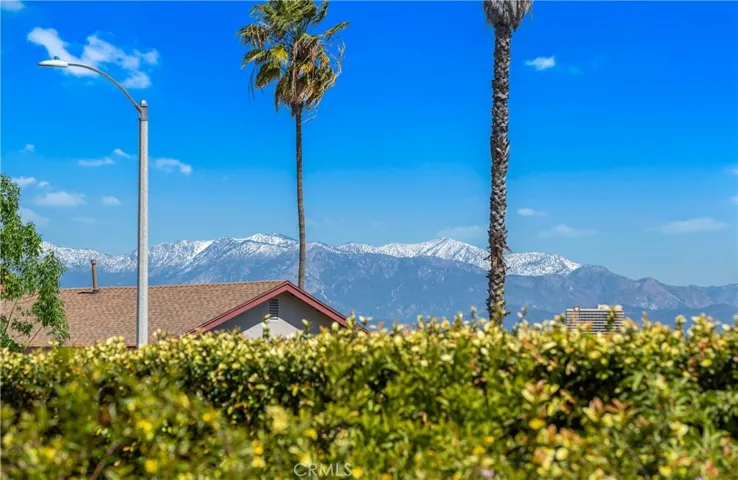 Enjoy your morning coffee in the backyard while looking at these mountain views!