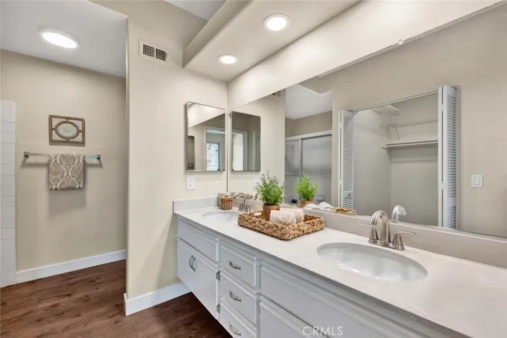 Dual sink vanity in primary bathroom