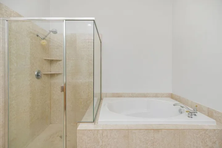 75715 Heritage - Primary Bedroom Bathroo