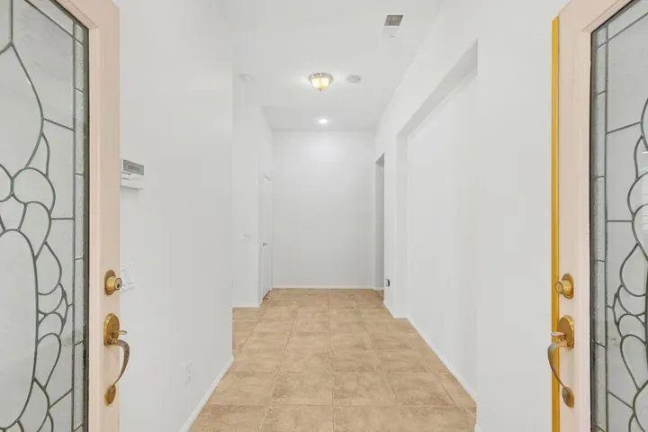75715 Heritage - Foyer
