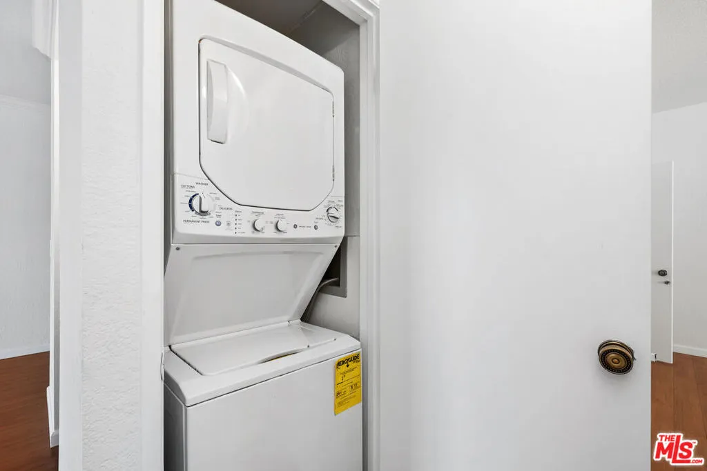 5135 Zelzah Avenue 202, Encino, California 91316 home-pic-9