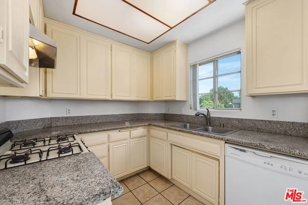 5135 Zelzah Avenue 202, Encino, California 91316 home-pic-7