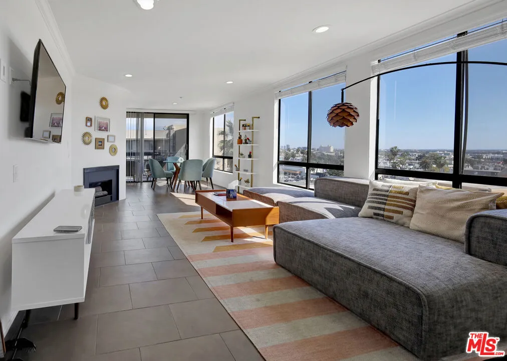 7320 Hawthorn Avenue 401, Los Angeles, California 90046 home-pic-3