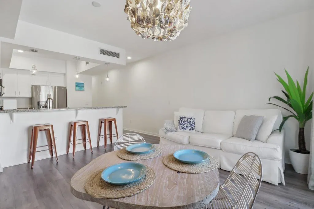 450 J St 4101, San Diego, California 92101 home-pic-2