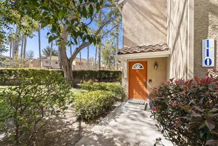 PRIVATE END UNIT TOWNHOME