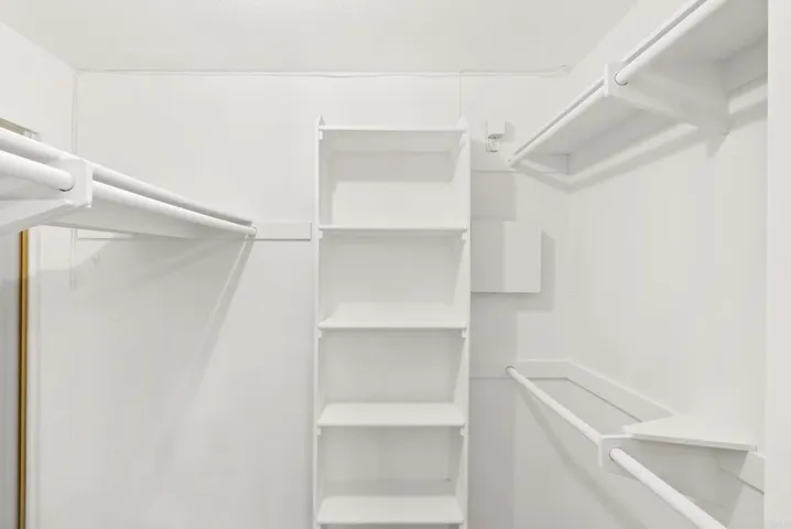 OWNER ENSUITE WALK-IN CLOSET