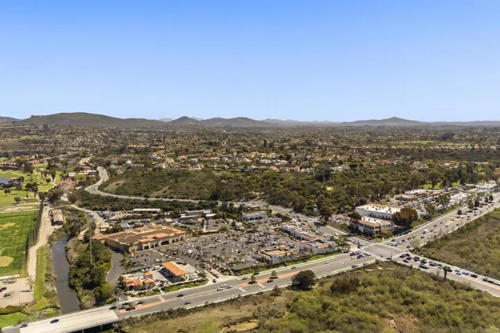 CLOSE TO MARKETS, CAFES & SHOPS