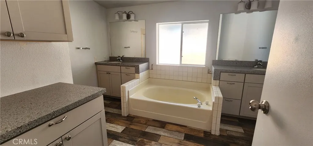 Main house - master bathroom soaking tub, dual vanities