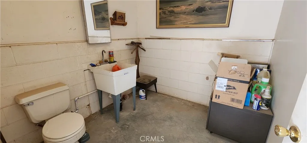 Garage/shop - restroom