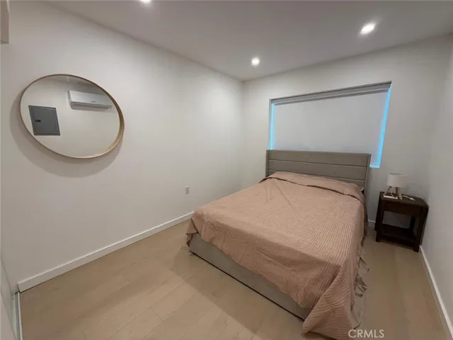 Adu: Bedroom