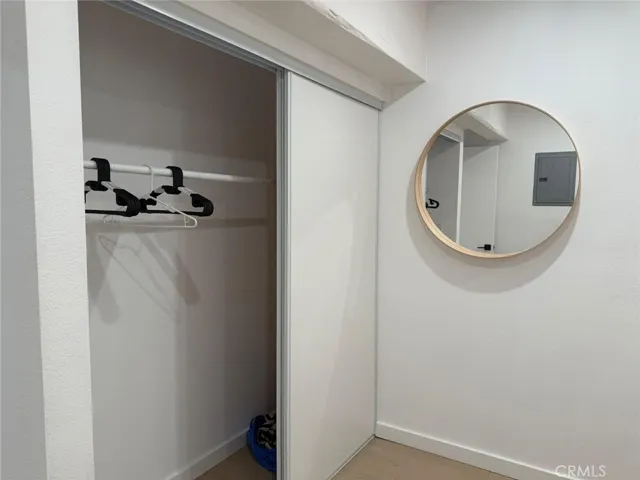 Adu: Closet