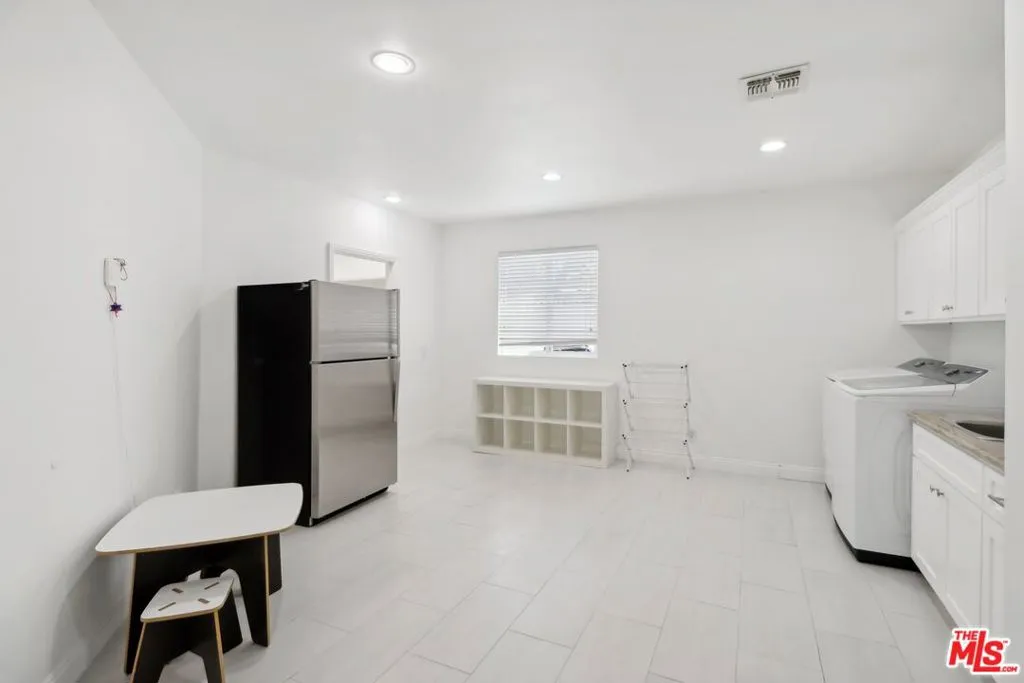 23414 Clarendon Street, Woodland Hills, California 91367 home-pic-12