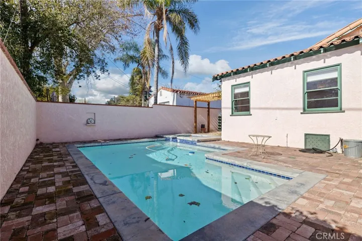 Pool & Spa: in excellent condition, used red brick decking, all new pumps & filtering & heating system, high solid walls for privacy.

