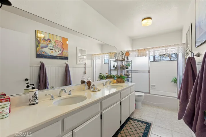 Upstairs Bathroom shower/tub
